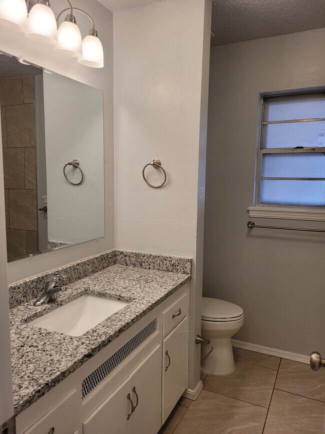 Building Photo - 400 Rosewood Dr