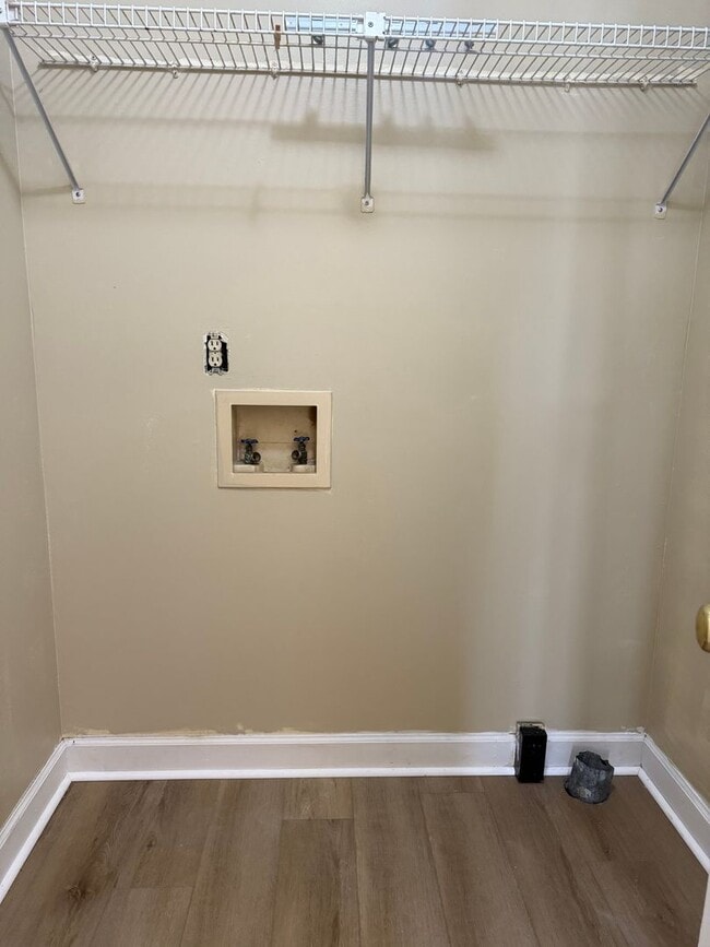 Building Photo - 3 Bedroom Home with Back Deck & Large Fenc...