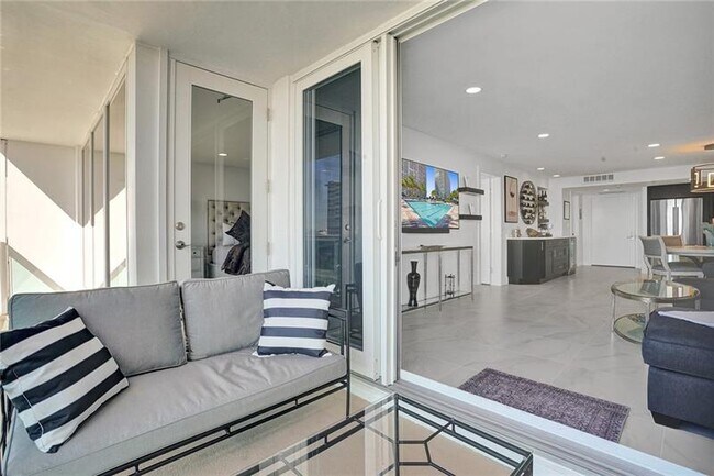 Building Photo - 2100 S Ocean Ln