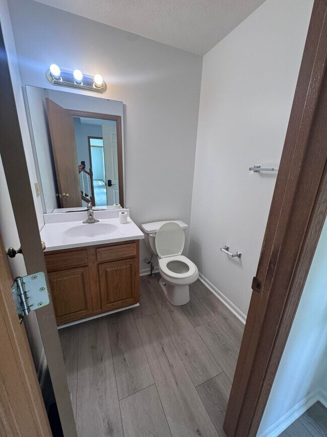 Building Photo - 5 Bd 2.5 Ba