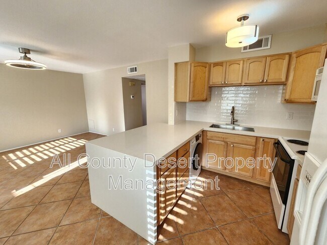 Building Photo - 760 E Cottonwood Rd