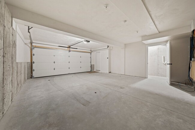 Building Photo - 473 Newport Ave