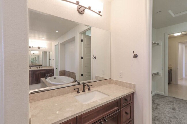 Building Photo - Stunning 5 Bed, 4 Full Baths And 2 Half Ba...