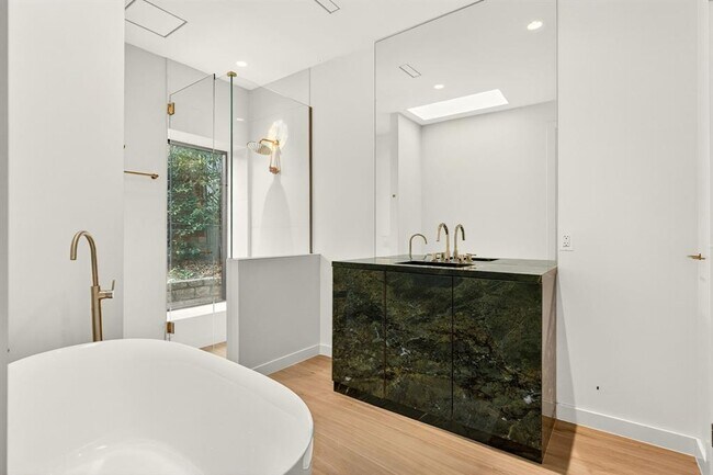 Building Photo - 509 E Mary St