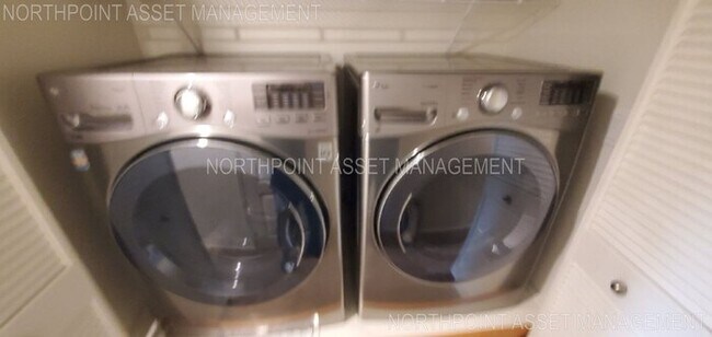 Building Photo - 2 Bed, 2 Bath located within Point Loma an...