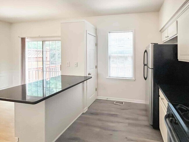 Building Photo - 4033 Edgecomb Dr