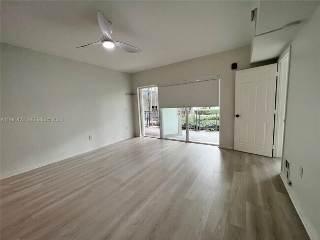 Building Photo - 946 Bay Dr