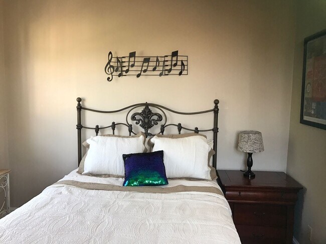 Building Photo - Charming 2BR Condo in Marigny