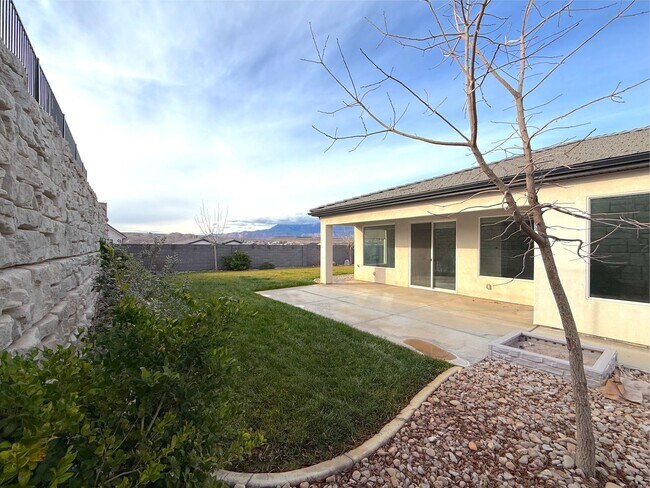 Building Photo - 60 N 60 E