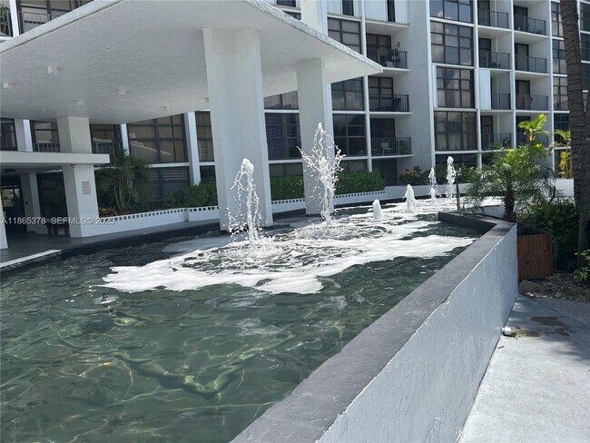 Building Photo - 400 Leslie Dr