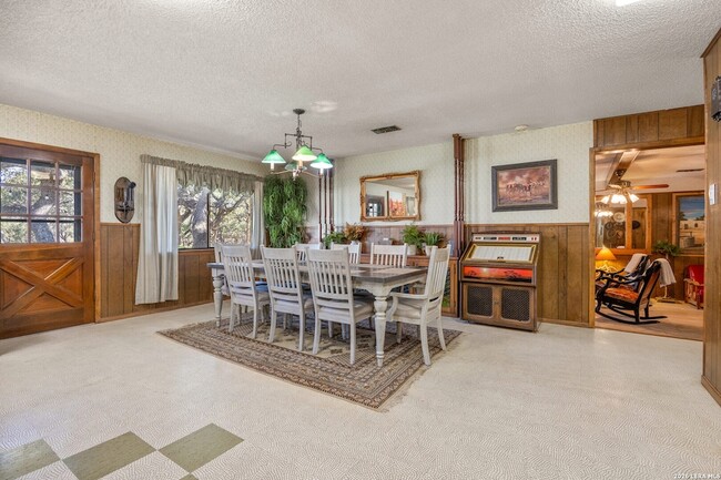 Building Photo - 118 Buffalo Springs Crossing