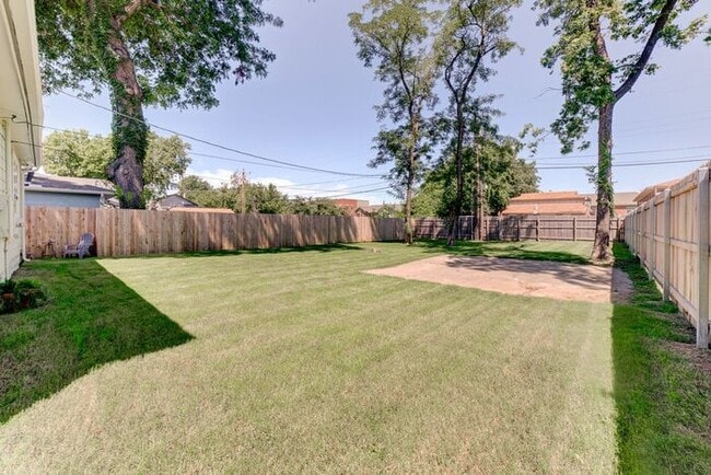 Building Photo - 1/1 Duplex Near TU With Large Fenced Yard!
