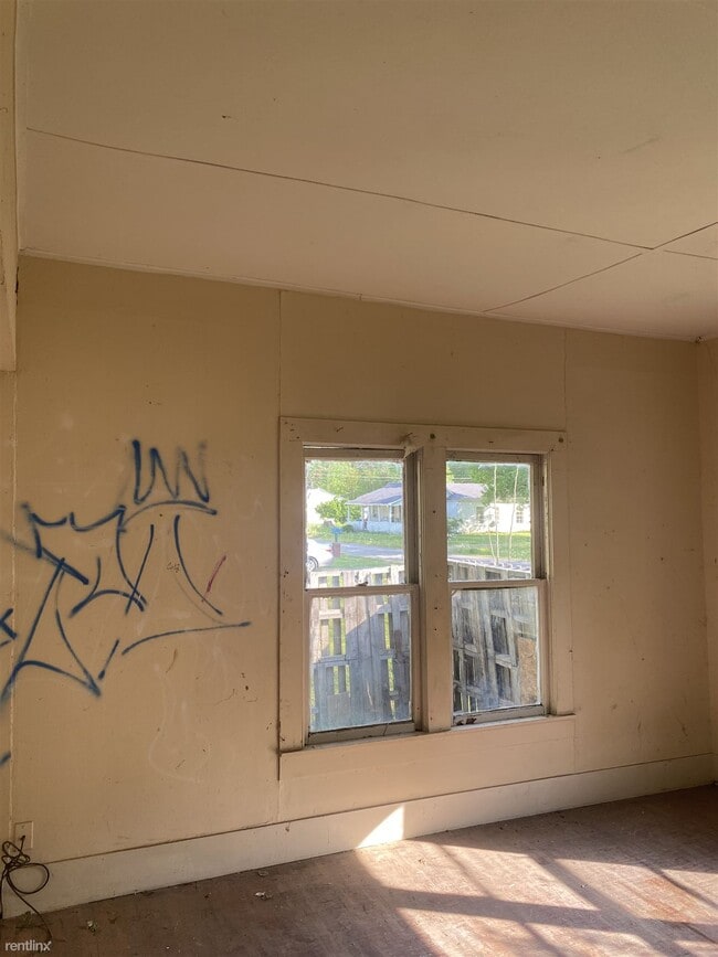 Building Photo - 2 br, 1 bath House - 913 South Elm Street