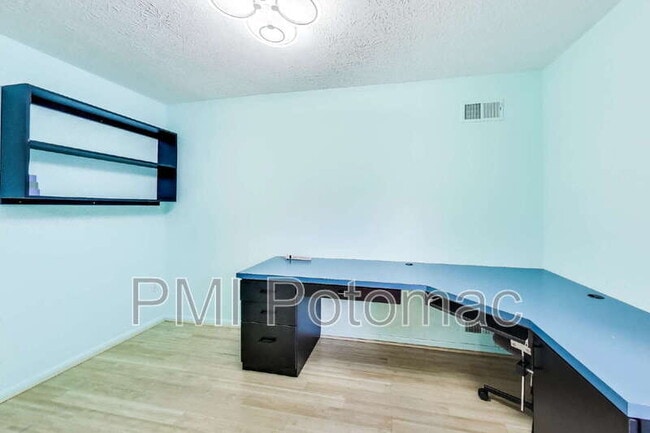 Building Photo - 1718 Crestview Dr