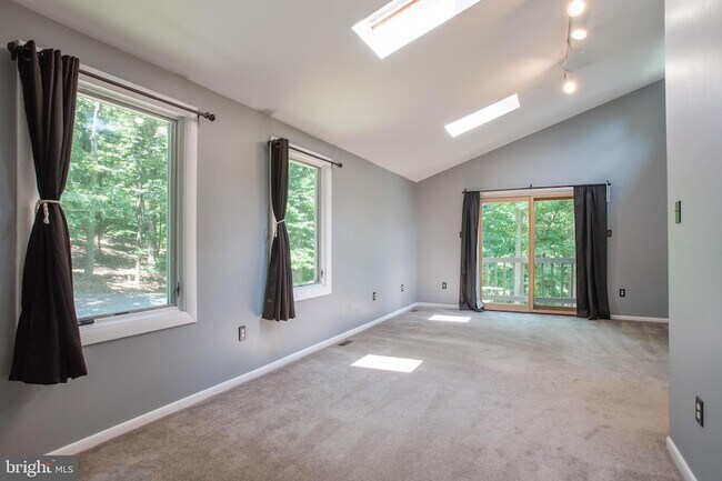 Building Photo - 1619 Summit Dr