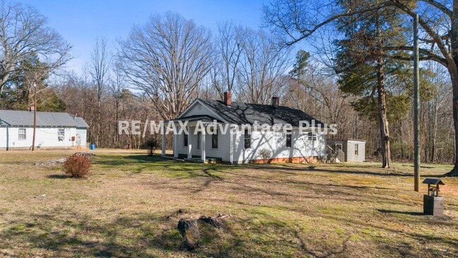 Building Photo - 3-Bedroom Home Convenient to Farmville and Hampden Sydney!