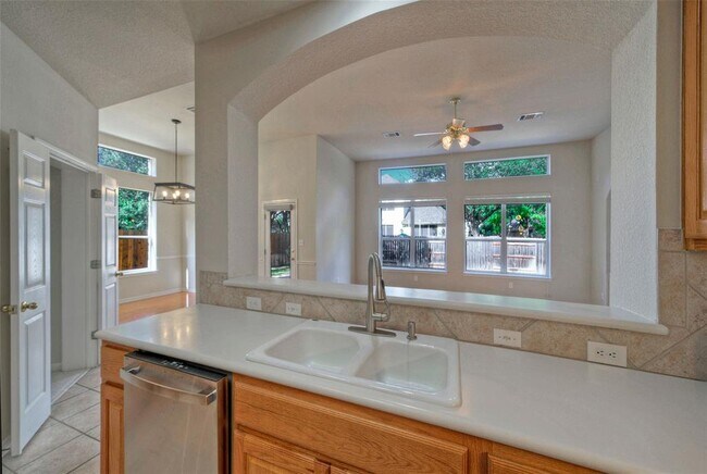 Building Photo - 2616 Henley Dr