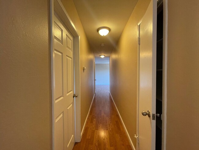 Building Photo - 3 Bedroom unit available in Hayward!