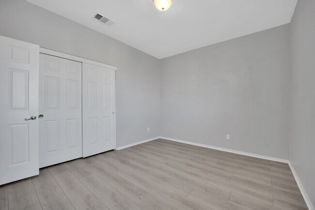 Building Photo - Spacious 4-bedroom, 3-car garage home feat...