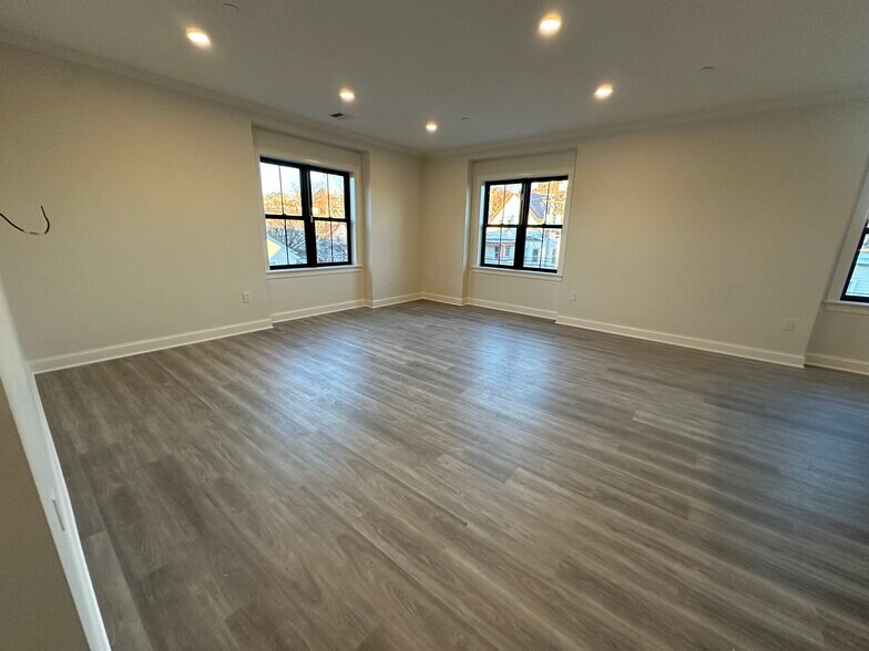 Building Photo - 48 Nichols St