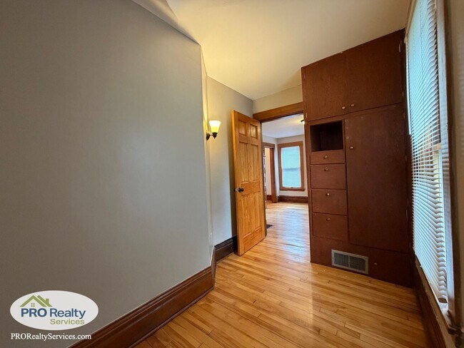 Building Photo - Charming 3 Bedroom Home