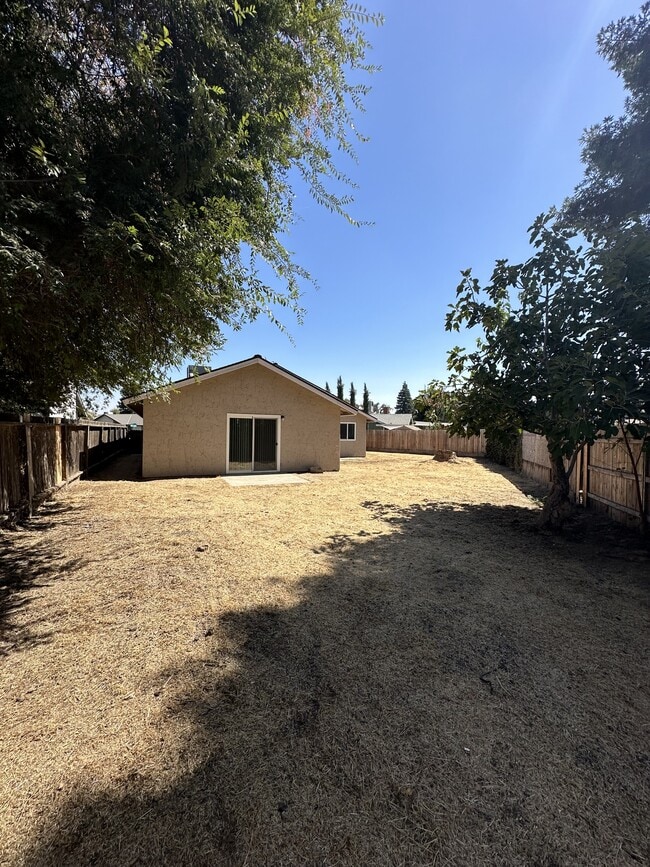 Building Photo - 1107 E Sunnyview Ave