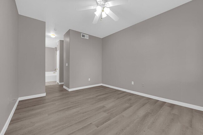 Building Photo - 5650 E Sahara Ave