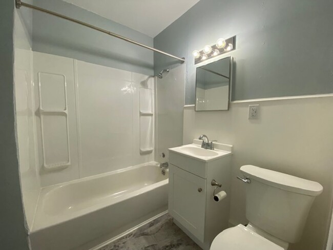 Building Photo - Two bedroom, one bathroom single home in S...