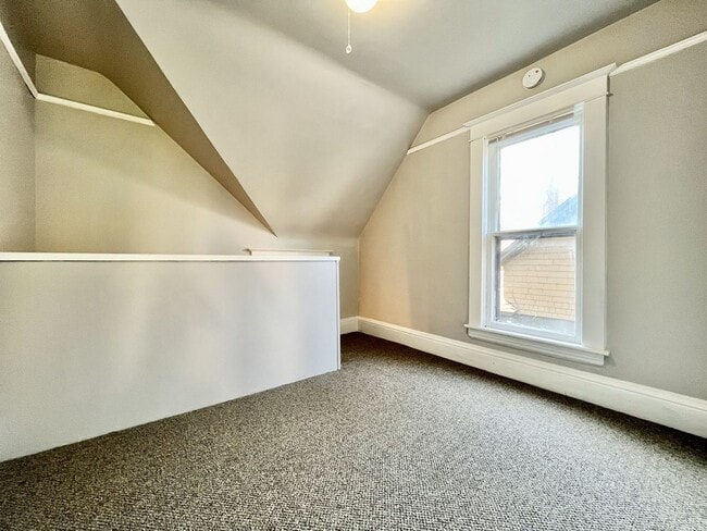 Building Photo - Five Bedroom Home in Muskegon