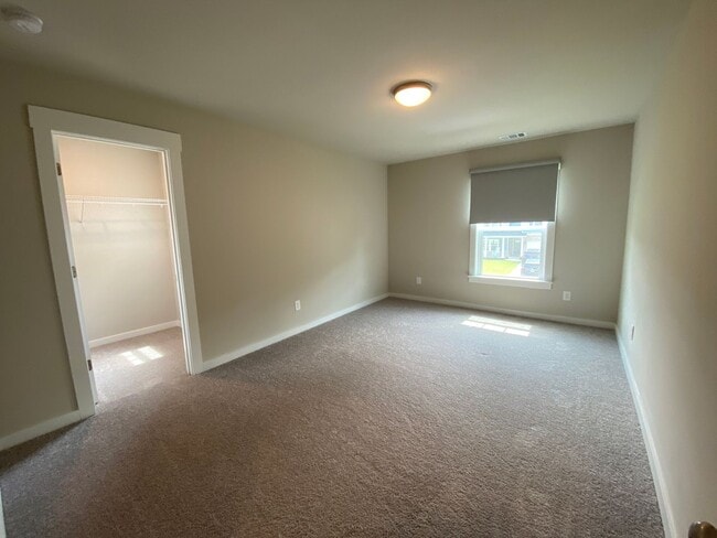 Building Photo - 5 bedrooms 3 bathroom Smart Home