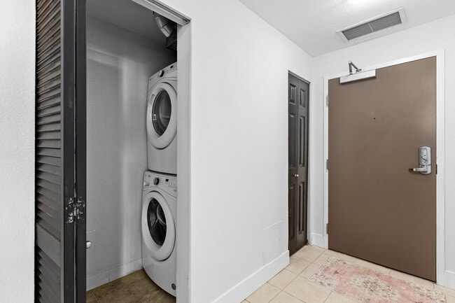 Building Photo - 1240 India St