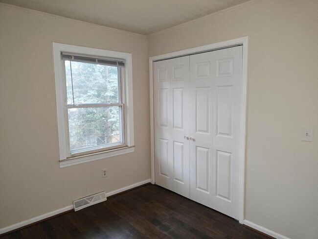 Building Photo - 476 Robbe Ave