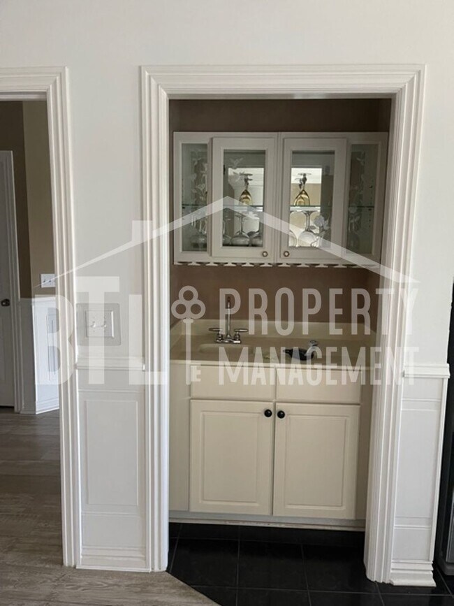 Building Photo - Beautiful Two Bedroom Condo in Palace View Place