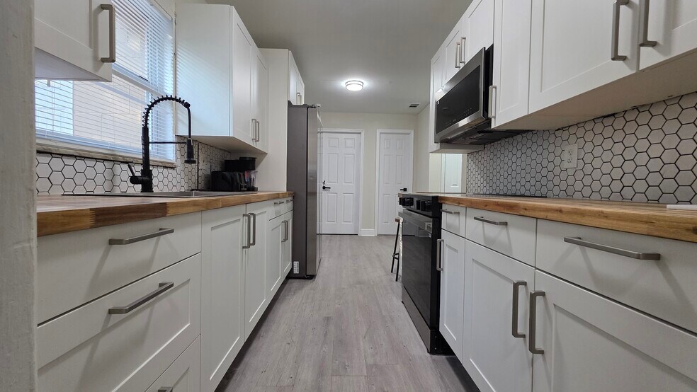 Building Photo - 1343 Poppy Ave