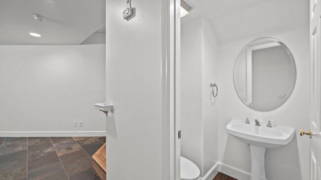 Building Photo - Tri-Level Townhome in Tustin