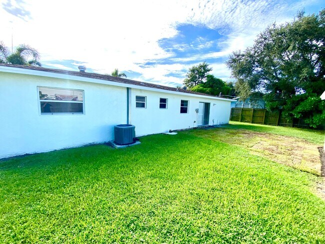 Building Photo - 4557 W Alhambra Cir