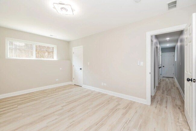 Building Photo - 1044 N Springfield Ave