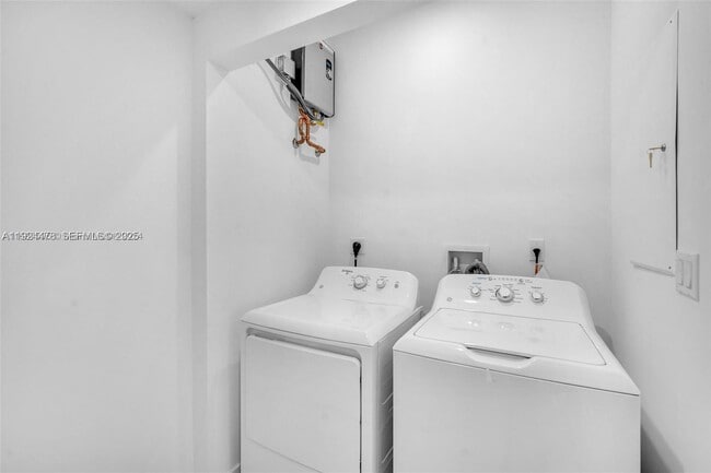 Building Photo - 4181 N Oak Pl