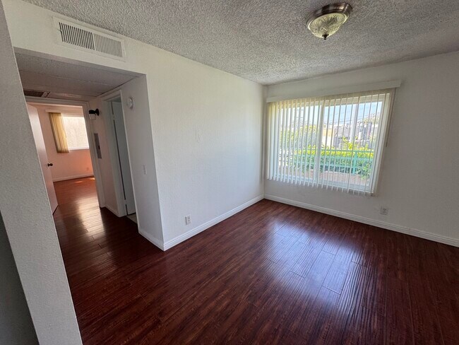Building Photo - 2620 S Barrington Ave