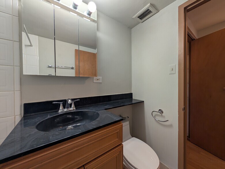 Building Photo - 429 W Wellington Ave