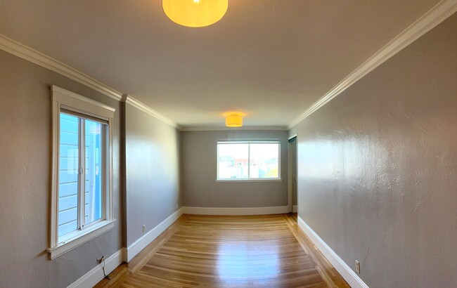 Building Photo - UPDATED Split Level 3BR/2BA 1650sf Sunset ...