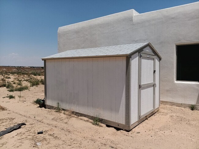 Building Photo - Stunning 5-bedroom, 2.5-bathroom home in R...