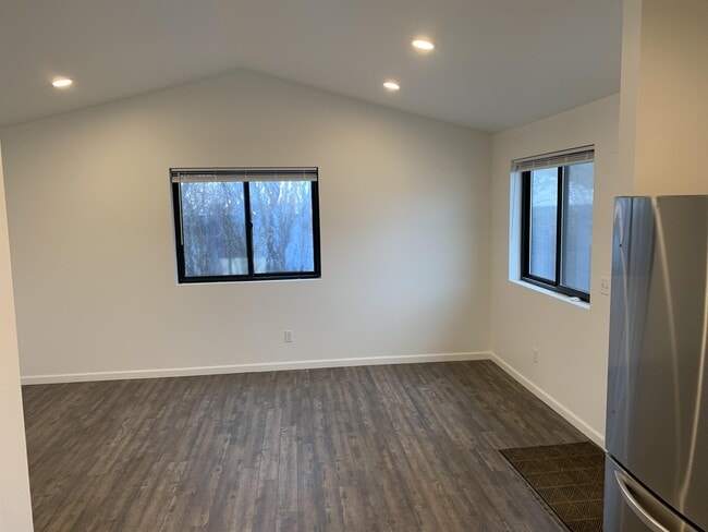 Building Photo - 414 Maple Dr
