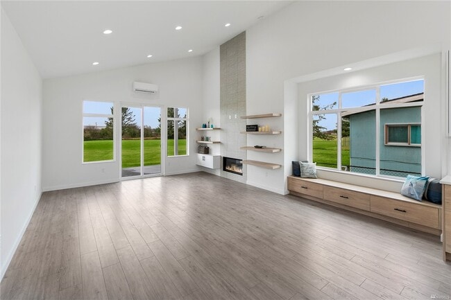 Building Photo - 514 Canal Dr NE