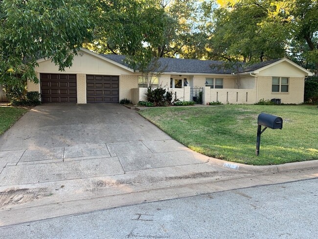 Primary Photo - 1812 Elmhurst Dr