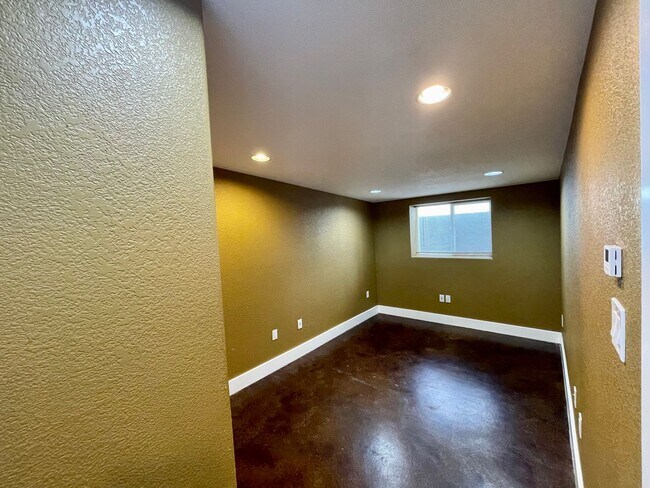 Building Photo - 1104 Columbine Ct