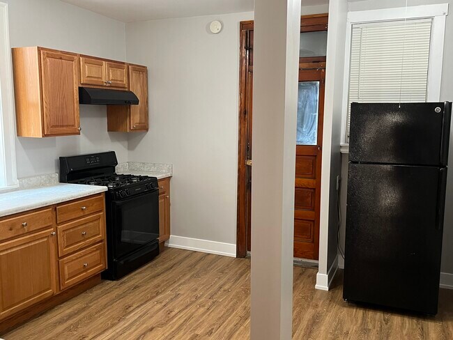 Kitchen - 4344 N Albany Ave