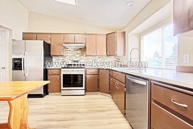 Building Photo - 4 Bed, 2 Bath Home in Well Established Nei...