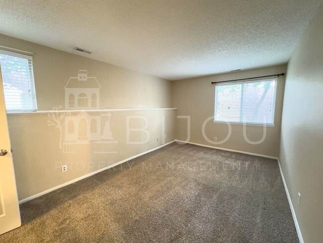 Building Photo - Beautiful 2 Bed, 2 Bath