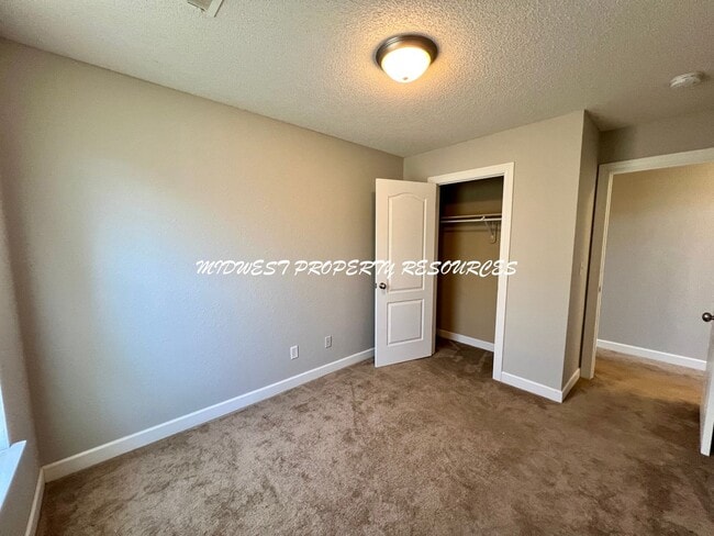 Building Photo - Stunning 3 Bedroom townhome w/ outdoor Maintenance provided